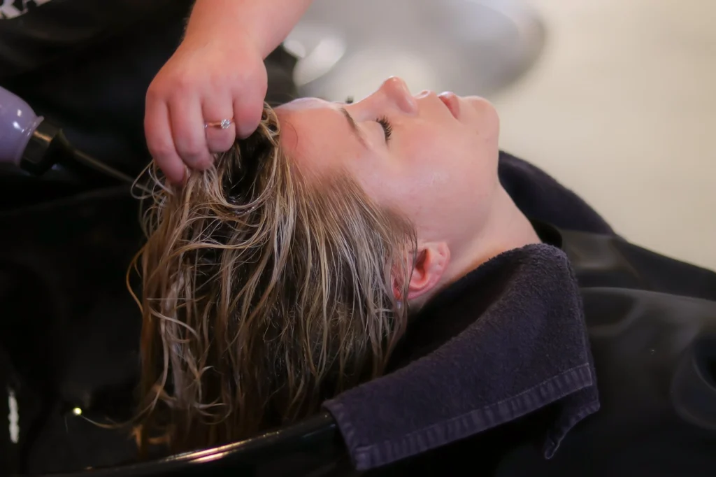 Mujer lavándose el cabello en la ducha