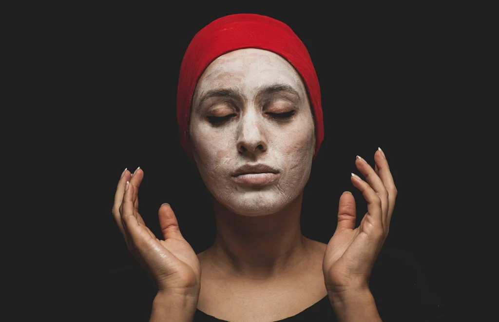 Mascarilla de arcilla en un cuenco con brocha